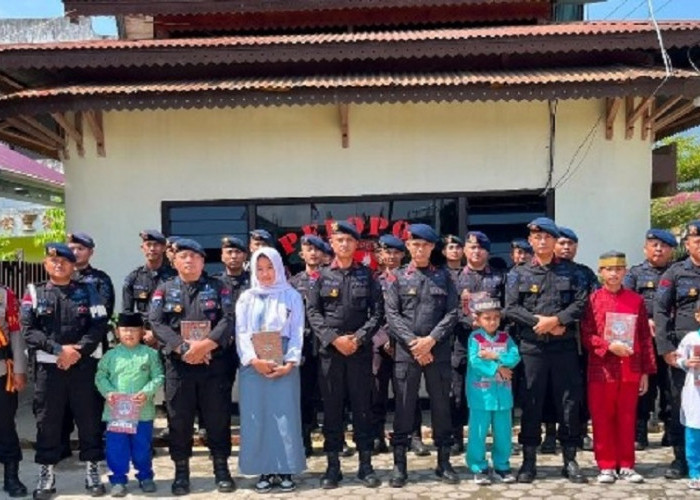 Brimob Sahabat Anak, Satbrimob Polda Jambi Salurkan Bantuan Buku Tulis