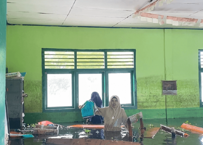 MI No.06/E.72 Tanjung Rawang Terendam Banjir, Guru dan Siswa Terpaksa Menumpang Belajar di Rumah Warga