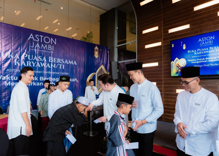 Aston Jambi Berbagi Kebersamaan dalam Buka Puasa Bersama Karyawan dan Anak Panti Asuhan Bina Insani