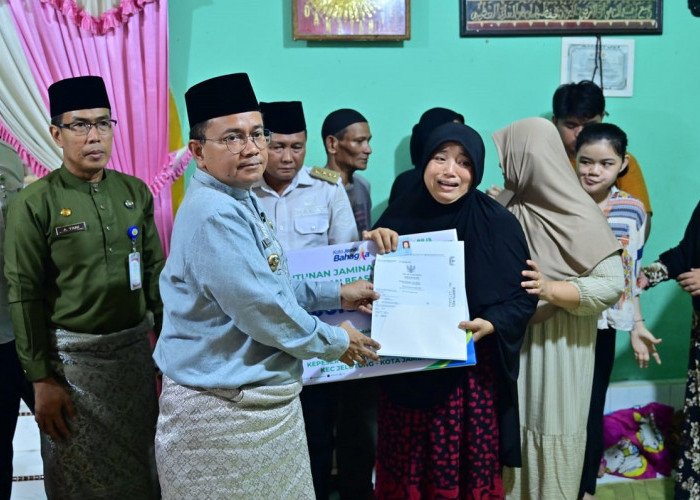 Wali Kota Jambi Serahkan Santunan 156 Juta Bagi Ahli Waris Ketua RT