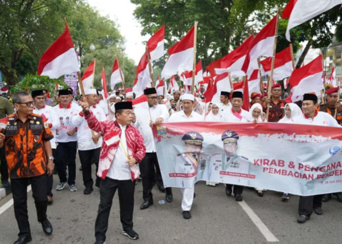 Gubernur Alharis Bersama Ribuan Warga Jambi Ikuti Pawai Kirab 10 Ribu Bendera Merah Putih