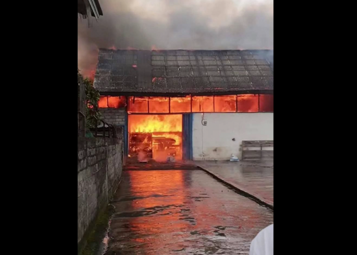 Diduga Korsleting Listrik, Mesin Milling Rice Di Kerinci Terbakar