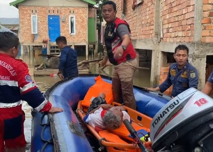 Sakit Stroke, Seorang Kakek Dievakuasi Petugas Damkartan dari Lokasi Banjir