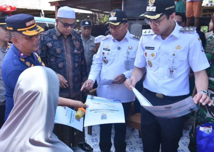 Maulana–Diza Serahkan Bantuan Cepat untuk Korban Kebakaran di Pelayangan Jambi