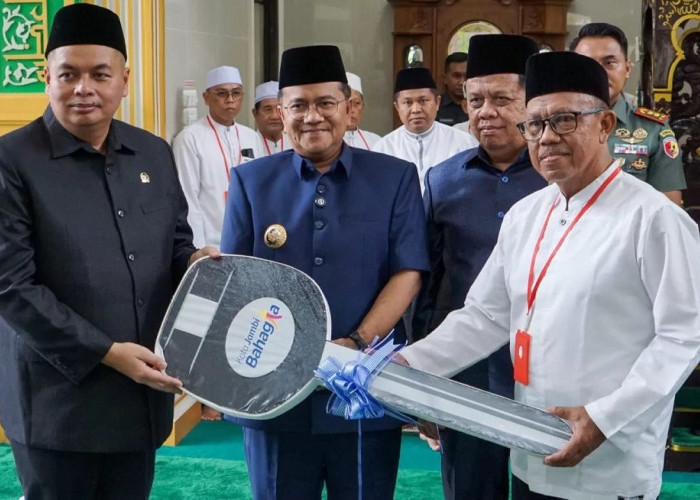 Kemas Faried Serahkan Mobil Ambulans untuk Masjid Jamiatul Ulum