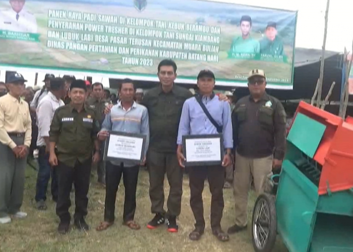 Bupati Fadhil Arief Panen Padi Bersama Petani di Desa Pasar Terusan