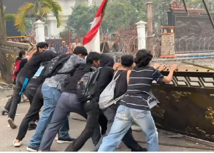 Desak Penanganan Karhutla, Massa Rusak Pagar Kantor Gubernur Jambi