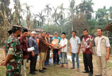 Sekda Muaro Jambi Salurkan Bantuan untuk Korban Kebakaran di Desa Tangkit