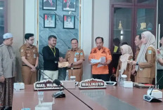 Wali Kota Maulana Serahkan Bantuan Kepada 12 Kepala Keluarga Korban Bencana