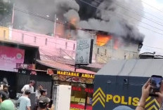 Kebakaran di Depan Eks Kantor Bupati Merangin, Water Cannon Ikut Turun Memadamkan Api
