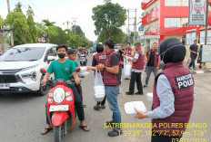 Satresnarkoba Polres Bungo Berbagi Takjil untuk Masyarakat di Bulan Ramadhan