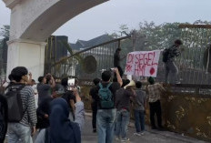 Demo Kabut Asap Memanas, Massa Aksi Terobos Pagar Kantor Gubernur Jambi