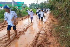 Jalan Rusak, Siswa SMP Merangin Ke Sekolah Tanpa Sepatu