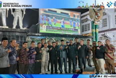 Wako Alfin Bersama Wawako Azhar Hamzah Nobar Piala Dunia Bersama Warga di Tugu 17