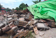 Truk Trailer Bermuatan Keramik Terguling di Lintas Timur, Arus Lalu Lintas Sempat Tersendat