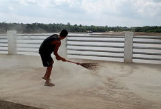 Warga Desa Pagar Tuding Keluhkan Debu Pembangunan Turap 