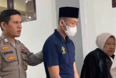 Sambil Tahan Tangis, Alung Bacakan Pembelaan: “Saya Sudah Melakukan Dosa Besar”