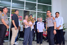 Kapolda Jambi Pimpin Konferensi Pers Dugaan TPPO dan Serahkan Kembali Bayi 8 Bulan kepada Ibu Kandung