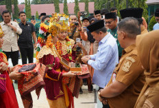Gubernur Al Haris Apresiasi Penyerahan Murid Baru Secara Adat Melayu Jambi di SMA Negeri 1 Muaro Jambi