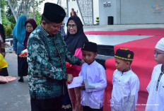 Maulana - Diza Serahkan Santunan Kepada Anak Yatim dan Berikan Bantuan Ratusan Paket Sembako Bagi Kaum Dhuafa