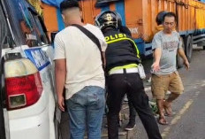 Truk Mogok di Jaluko, Pengendara Motor Tewas Usai Tabrakan Keras