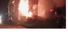 Truk Ekspedisi Bermuatan Paket Terbakar di Paal 10 Kota Jambi