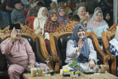 Bupati Anwar Sadat Lepas Peserta Festival Arakan Sahur Minggu Ke-2, Warga Kota Jambi Turut Memadati Lokasi