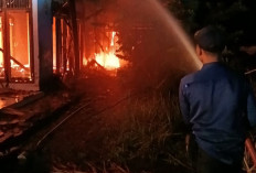 Diduga Berawal dari Bakar Sampah, Rumah Permanen di Muaro Jambi Ludes Terbakar, Damkar Berjibaku Hampir 3 Jam