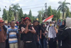 Aksi Unjuk Rasa Warga Benteng Rendah Desak Pemerintah Copot Jabatan Kades