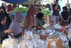 Jelang Idul Fitri 1447 H, Warga Tanjab Timur Ramai Berburu Kue Lebaran di Pasar Tradisional