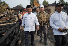 Gubernur Al Haris Turun Langsun Serahkan Bantuan untuk Korban Kebakaran di Desa Buat Kabupaten Bungo