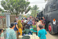 Ringankan Kebutuhan Warga, Brimob Polda Jambi Kirim Bantuan Air Bersih