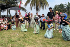 Balap Karung Pakai Helm Meriahkan Perayaan Idul Fitri di Batang Hari