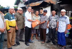 Gerak Cepat! Junaidi H Mahir Turun Serahkan Bantuan Darurat untuk Korban Kebakaran di Jaluko