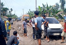 Jalan Rusak Sebabkan Ratusan Kendaraan Terjebak Macet