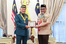 Mewakli Gubernur, ?Sekda Jambi Terima Anugerah Bintang Semangat Rimba dari Yang Dipertua Negeri Melaka