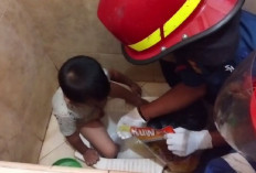 Petugas Damkar Kota Jambi Selamatkan Kaki Anak Yang Terjebak Di Kloset