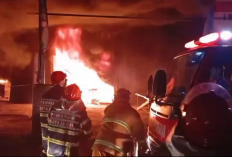 Diduga Akibat Korsleting Listrik, Dua Ruko Mebel di Kelurahan Tehok Terbakar