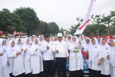 Wagub Sani Lepas Pawai Pembangunan, Bentangkan Semangat Kemerdekaan dari Taman Putri Pinang Masak