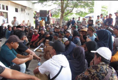 Tuntut Kepastian Hukum, Ratusan Pengrajin Batu Bata Sungai Gelam Geruduk DPRD Muaro Jambi
