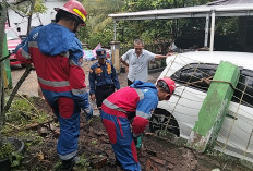 Pagar Roboh Timpa Mobil di Kota Jambi, Damkar Gerak Cepat Evakuasi