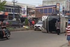 Bus Pariwisata Terbalik di Jalan Kapten Pattimura, Diduga Hindari Pemotor Putar Arah