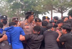 Mahasiswa dan Polisi Saling Dorong Dalam Unjuk Rasa Protes Kabut Asap di Jambi