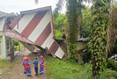 Hujan Deras Picu Longsor, Rumah Dinas di Telanaipura Jambi Ambruk