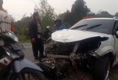 Dua Mobil Pribadi Terlibat Kecelakaan di Sarolangun, Ringsek Usai Tabrakan