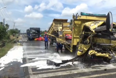 Damkar Tebo Terjunkan 1 Armada Bersihkan Tumpahan Oli Pasca Laka Maut