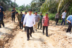 Bupati Muaro Jambi Turun Tangan Cek Jalan Rusak di Sungai Bahar, Alat Berat Langsung Dikerahkan