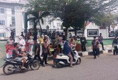 Jumat berkah! Polres Bungo dan Kejari Bungo Berbagi di Depan Kantor Kejaksaan, Warga Antusias Terima Paket Mak