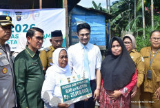 Wujudkan Hunian Yang Layak Bagi Masyarakat, Wawako Diza Serahkan Bantuan Bedah Rumah Bagi Lansia