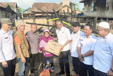 Rumah Warga di Muara Kumpeh Ludes Terbakar, Wabup Muaro Jambi Turun Langsung Salurkan Bantuan